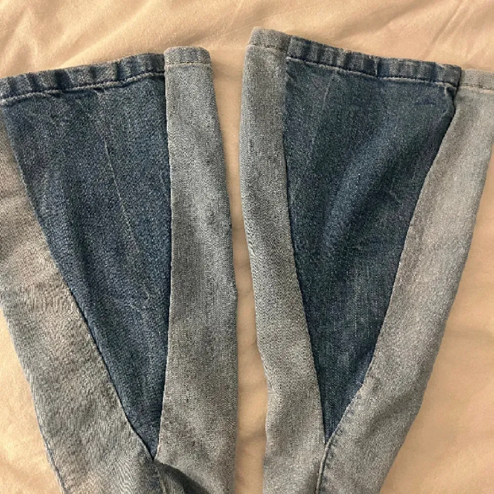 Intressekoll på mina lågmidjade pepe jeans som är köpta här på Plick!!💘 De är omsydda i benen så de är bootcut (se sista bilden)🙌🏻 säljer ENDAST vid bra bud, bud sker privat💓 de är w27 men passar ABSOLUT mindre också!. Jeans & Byxor.