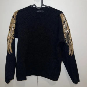 Stickad tröja med gulddetalj  - Super fin stickad tröja med guld änglavingar på axlarna. från märket Mojito, köpt i Split Kroatien. Storlek M. Nyskick Ordinarie pris: 600kr  Nypris: 450kr 