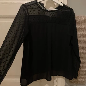 Blus från Zara - Säljer en svart spets blus från Zara Basic. Den är ganska genomskinlig men passar perfekt till lite festligare tillfällen. Använd några fåtal gånger men annars i perfekt skick. Skriv om ni har fler frågor❤️