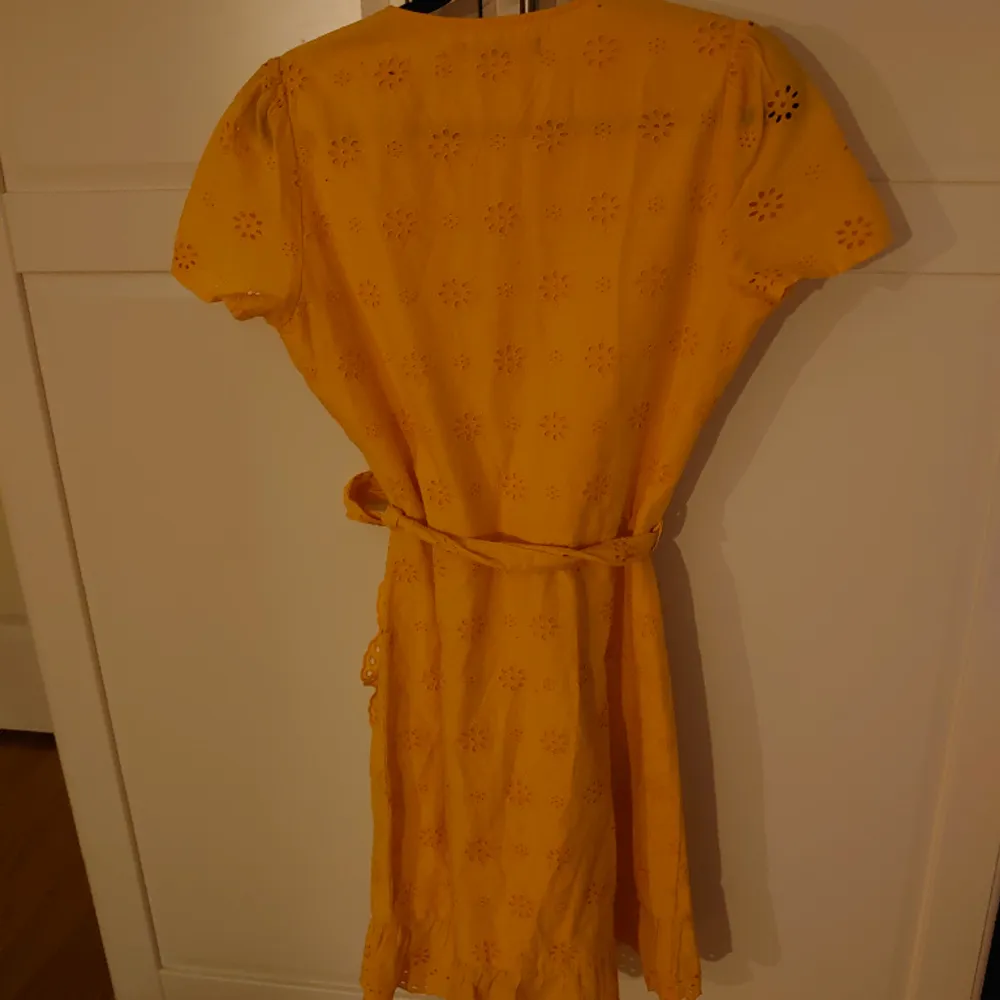 Fin gul klänning med skärp/snöre. Kan inte visa på då den är för liten.. Klänningar.