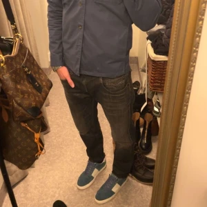 Replay Ambass  - Ett par snygga replay ambass i storlek w33 / 30 l, i färgen dark grey.  Pris 1200, nypris 1800. Bra skick, använd ett fåtal gånger och köpta i oktober. Hör gärna av dig. // Joel