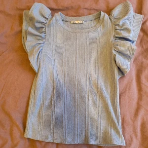 Volang topp - Säljer denna jättefina volang topp från zara!! Perfekt till sommaren! Nypris är ca 299kr! Storlek S men passar XS! Kontakta för fler bilder