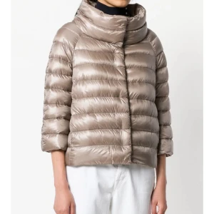 Herno jacka  - Säljer den slutsålda Herno jackan i storlek 42 IT passar S🥰 skriv vid frågar eller funderingar🥰 pris går att diskutera. Skulle även kunna tänka mig byta mot något i samma prisklass🥰