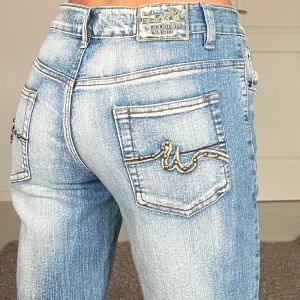 Jeans - midjemått: 38cm rakt över, innerbenslängd: 80cm 💗 