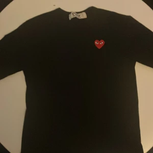 comme des garçons tröja - Hellt oanvänd tröja från comme des garçons. Fick den i födelsedags present men var tyvär för liten. Storlek S. Ny pris runt 1000. Pris kan eventuellt diskuteras vid snabb affär. //Jack