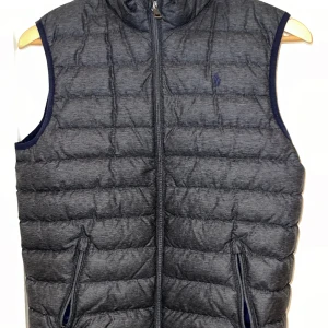 Ralph lauren väst - En fin ralph lauren väst från kids brandstore i storlek 160-164  Kan mötas upp (i skövde)