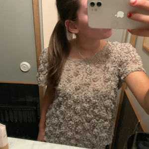 Topp  - Säljer en så fin topp från Ida Sjöstedt som inte kommer till användning längre 💕 