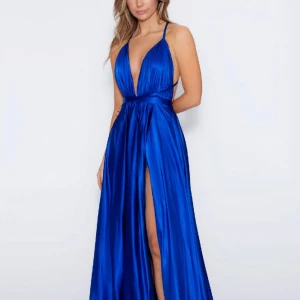 Balklänning - Intressekoll på min fina balklänning från ivoryfield. Klänning är använd endast en gång och har inga fläckar eller liknande. Finns även bilder hur den ser ut på mig💙