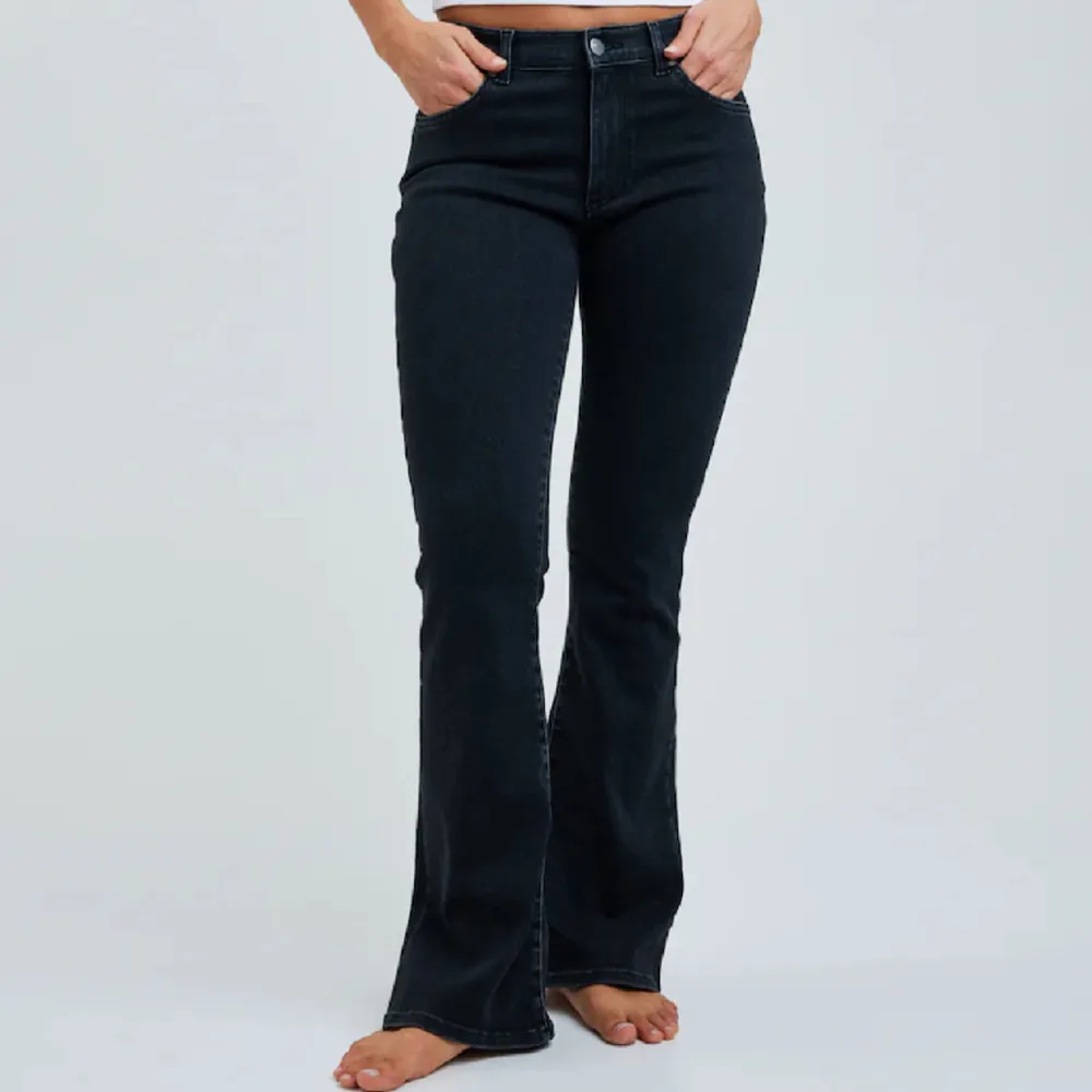 säljer dessa jeans från bik bok då de inte kommer till användning. Storlek xs/xxs, passar någon som är 1,60 eller kortare 🩷. Jeans & Byxor.