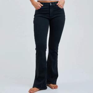 säljer dessa jeans från bik bok då de inte kommer till användning. Storlek xs/xxs, passar någon som är 1,60 eller kortare 🩷