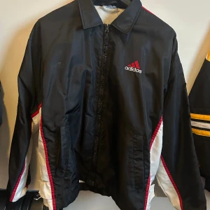 Vintage Adidas jacka - En retro adidas jacka som är köpt på secondhand och ”tvättlappen” är borta så jag vet inte vad det är för storlek men den är rätt stor, caXL. Det finns resor som man kan tighta till på sidan. För stor för mig tyvärr :( pris kan diskuteras 