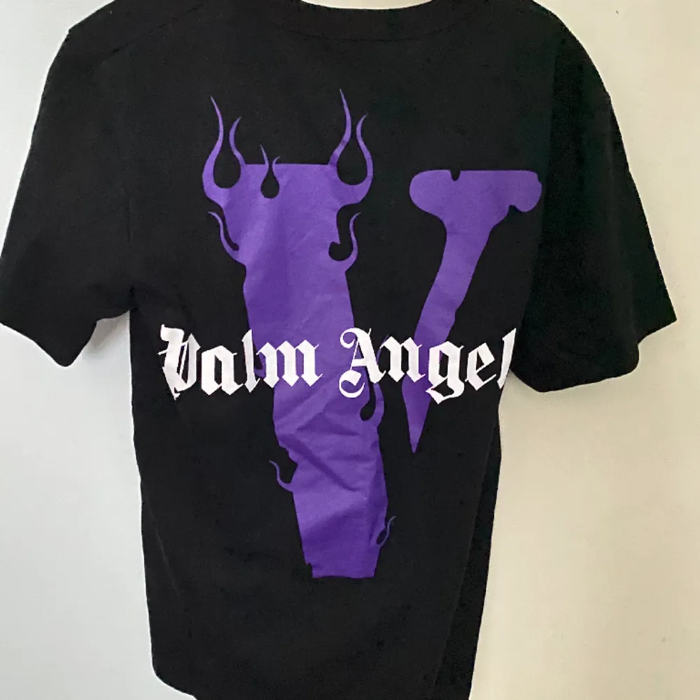 Vlone x Palm angels tröja Köpt i USA begagnad  Pris kan diskuteras . T-shirts.