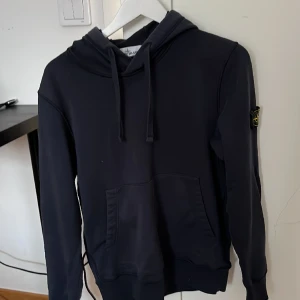 Stone island hoodie  - Tja, säljer nu min fräscha stone island hoodie. Den är i toppskick, 9/10! Den köptes på stone islands egna butik i Stockholm! Nypris 2800kr Kom med funderingar