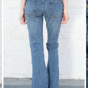 Jenas - jeans frpn brandy melvin. Köpt på Plick, lite slitna nertill på byxorna❣️säljer pågrund av att dom är för korta på mig