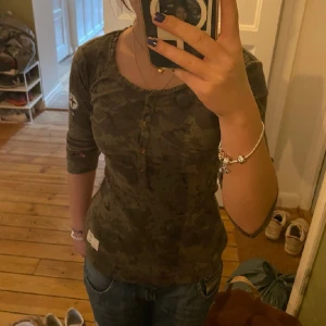 Odd molly tröja  - Tight odd molly tröja som sitter så fint på kroppen💕 Säljer pga inte min stil längre Har en liten rosett på ena ärmen som är såå söt