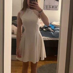 Studentklänning  - Säljer min klänning som är perfekt till studenten eller avslutning 💓 Köpt på bubbleroom men märket är girl in mind Använd 2 gånger  Framhäver midjan jätte fint Perfekt till student, konfirmation eller avslutning Skriv för bilder med den på 💓