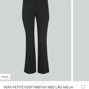 Kostymbyxor Lågmidajde  - Säljer dessa lågmidajde kostymbyxor från bikbok då dem är för korats för mig, aldrig använda bara testade, skriv privat för mer bilder:)