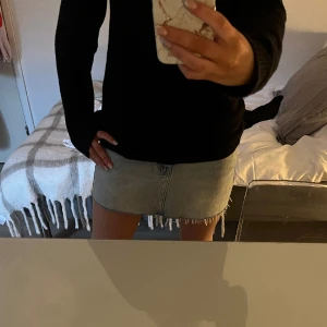 Jeans kjol  - Jätte fin lågmidjad jeans kjol ifrån Gina tricot💕