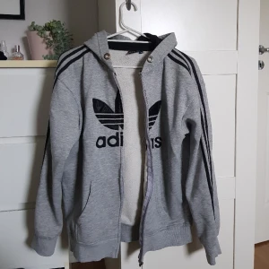 Kofta - En fin tröja från adidas. Känns lite använd och börjar noppra sig lite - dock fortfarande fin och skön! Strl M
