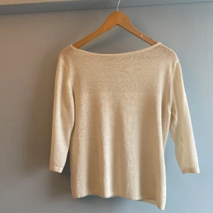 kortärmad tröja - väldigt fin kortärmad tröja från HENNES i strl L. jag har vanligtvis strl S men passar mig väldigt bra. säljer tyvär för den inte används, priset kan diskuteras vid snabbt köp. OBS, frakt ingår ej 