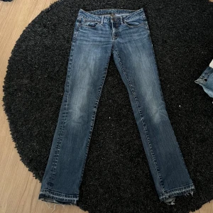 Low waist jeans - Lågmidjade jeans från esprit. De har ett litet hål i sig, men annars i bra skick. 