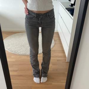Snygga gråa jeans från Esprit! Mycket bra skick förutom en slitning vid foten(se sista bilden). Nypis 899kr. Hör av dig vid frågor eller för fler bilder❤️