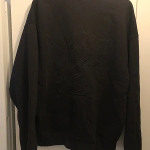 Weekday sweatshirt - Sweatshirt med broderi från weekday  Herr, storlek L  Bra skick!