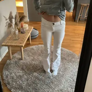 Säljer denna vita bootcut jeans! Jag är runt 1,60❤️ skriv vid frågor eller intresse💖