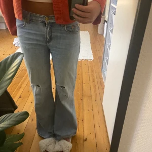 Bootcut jeans - Lowrise bootcut jeans med hål i🥰 st 34 och i längden passar dem någon som är 163-168🥰