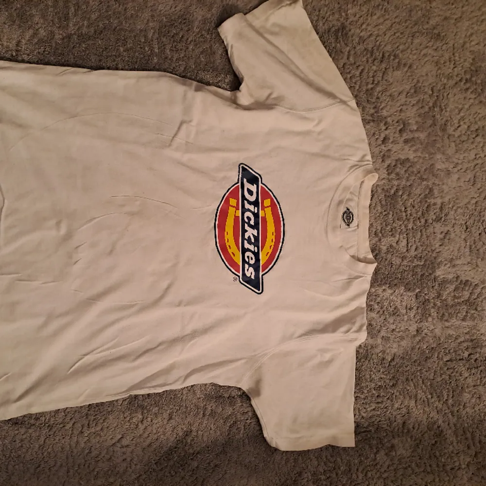 Säljer min dickies t-shirt för att jag inte använder den längre. Den har några små fläckar på magen som inte riktigt försvunnit i tvätten men inte något som stör.. T-shirts.
