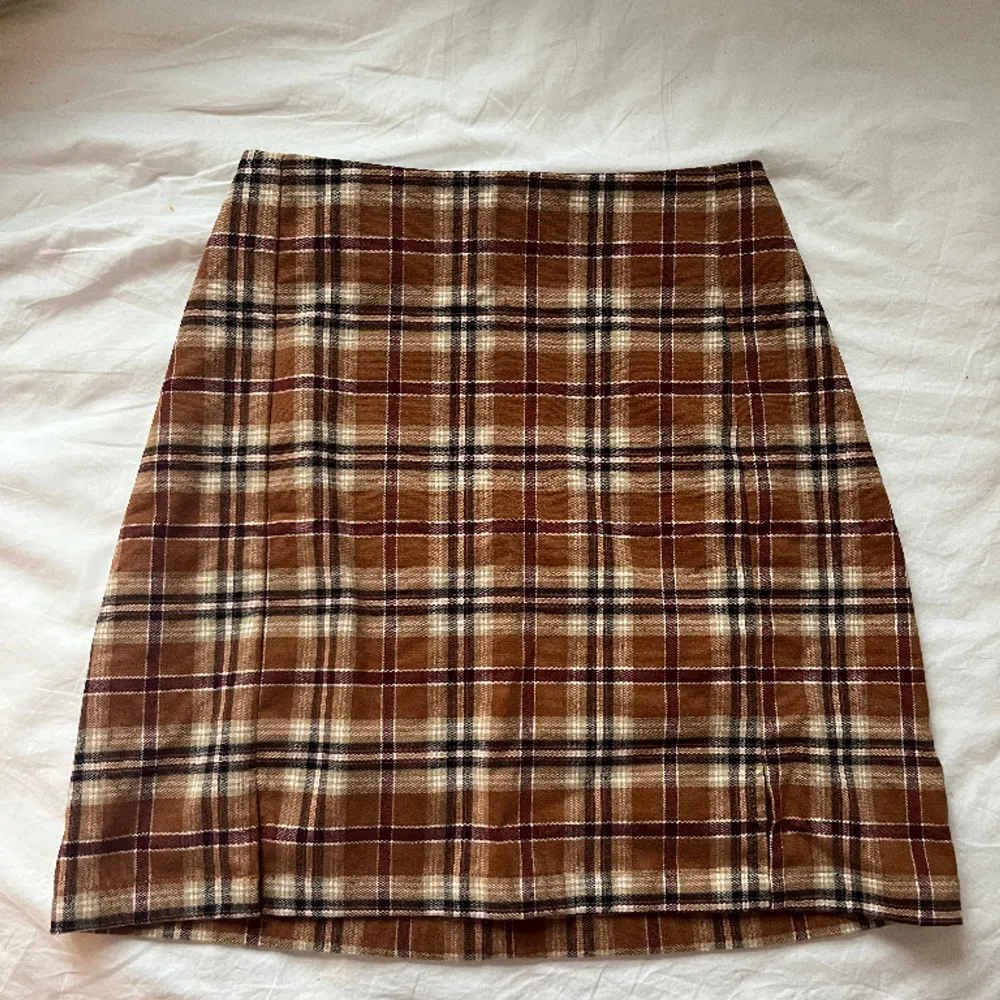 Fin rutig kjol från Brandy Melville i minilängd, endast testad. Strl One size i deras storlekar så passar XS/34☺️. Kjolar.