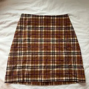 Fin rutig kjol från Brandy Melville i minilängd, endast testad. Strl One size i deras storlekar så passar XS/34☺️