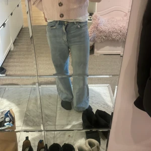 Ljusblåa jeans💙 - Säljer mina ljusblåa jeans, dem är köpta på weekday men är inte riktigt min stil . Knappast använda. Pris kan diskuteras💙💙