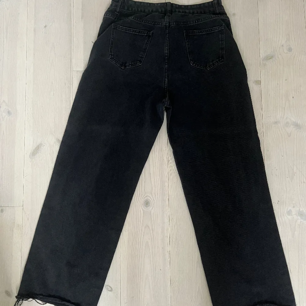 These black baggy jeans are in good shape and is a good material!. Jeans & Byxor.