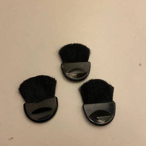 Sminkborstar  - Säljer dessa sminkborstar då de inte använts längre, tvättade innan och i fint skick ❤️ hör av er vid frågor mm och priser kan diskuteras  1 för 5kr eller alla 3 för 10 kr❤️