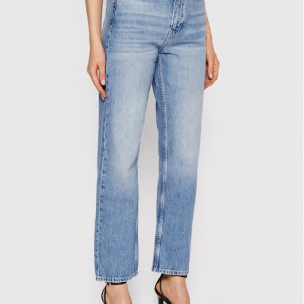 Säljer mina fina jeans från Calvin Klein. Modellen heter High Rise Ankle och är i färgen denim medium. Passar mig som är vanligtvis 38 och går lite längre än ankeln. W28  Nypris :899 kr. Jeans & Byxor.