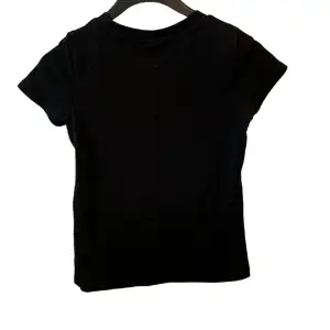 T-shirt från Lindex i bra skick som är i barnstorlek men passar även XS/S! Den är ribbad med lite högre urringning. 💕💕