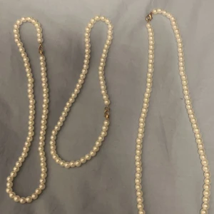 Pärlhalsband  - Pärlhalsband i olika storlekar. Knäppe i guld, silver finns.   Följ _uniquebodies_ och få 10kr rabatt på ditt köp!