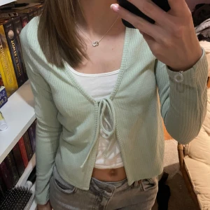 Kofta - Ribbad mintgrön kofta från H&M som nästan aldrig är använd💕