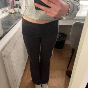 Yoga pants  - Säljer ett par yoga pants för att dom är för korta, jag är 1,65m och de är lite korta på mig. Använda ca 3 ggr (räknar med nu när jag tog bilderna) ❤️ super bra skick.