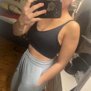 Brandy Melville Top - Marinblå  - Använd fåtalsgånger, ljusterbar mjuk och supernice att mixa och matcha till olika outfits!  Passar S-M beroende på hur man vill att den ska sitta!  Frågor ? Kom Dm! 