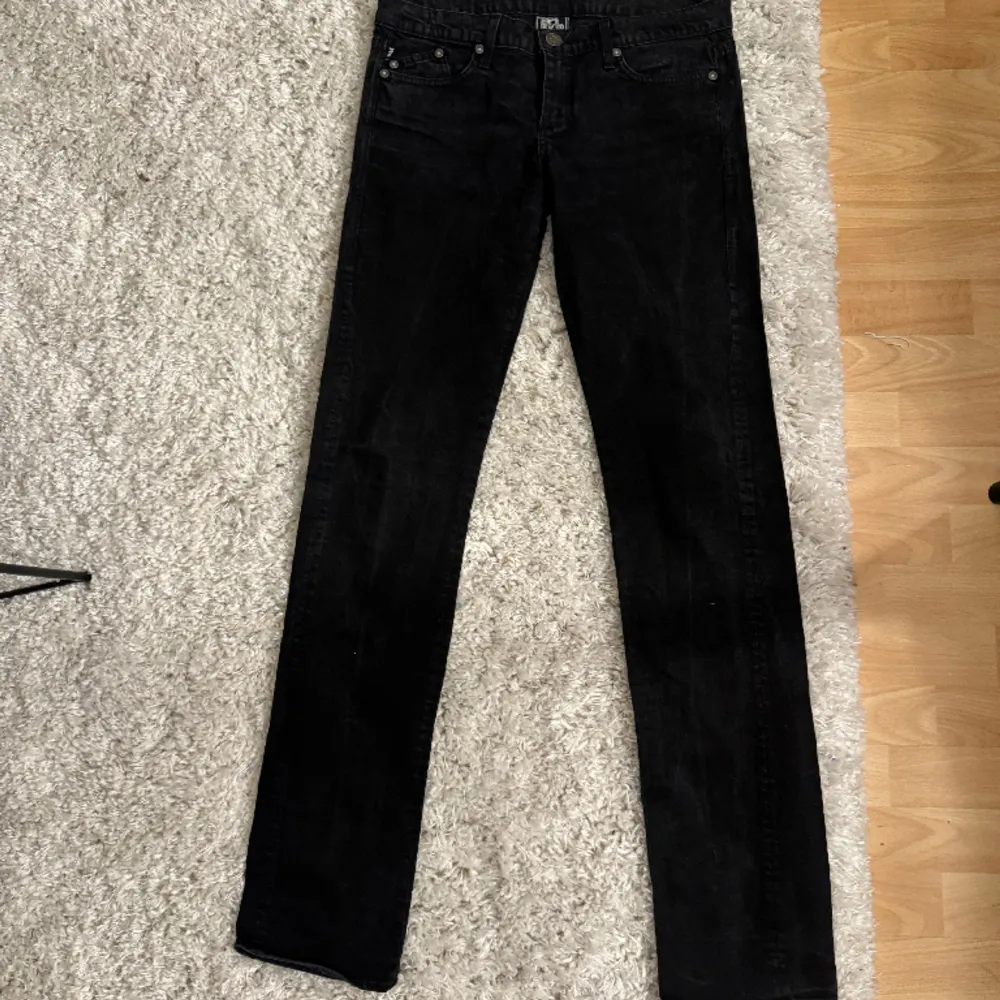 Victoria Beckham jeans säljer pga dom inte kommer till användning   . Jeans & Byxor.