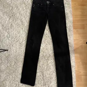 Victoria Beckham jeans säljer pga dom inte kommer till användning   