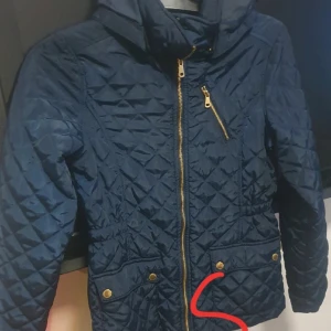 Jacka - Jacka. Pasaar fint till vår/höst. Strl på bild. Mörkblå i färg.