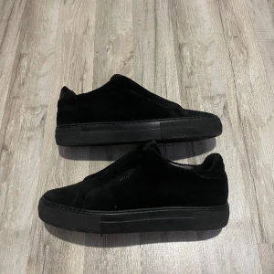 Axel arigato skor - Säljer dessa arigatos för att dom inte kom till användning. Väldigt bra skick förutom att texten försvunnit på högra skon.