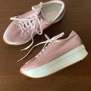 Vagabond Casey Sneakers - Rosa Vagabond Sneakers med platå och textil. Använt fåtal gånger och i mycket bra skick. Nypris 1000kr säljer för 500kr