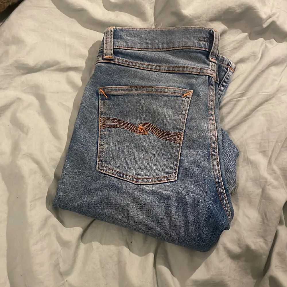 Säljer ett par Nudie jeans i modellen organic dom är ljus blå och i skick 8/10 storlek w26 L30 skriv vid frågor samt intresse. Jeans & Byxor.