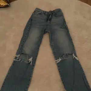 Blåa jeans med hål vid knäna, straight fit och hög midja💞