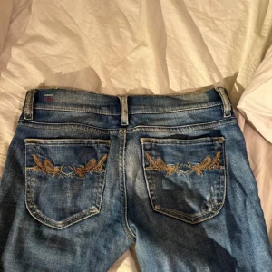 Lågmidjade diesel jeans  - Lågmidjade diesel jeans. Använd fåtal gånger. Stämmer i storleken men är lite långa på mig.