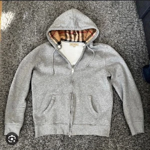 Burberry kofta  - Äkta storlek M med kvitto, knappt använd så i topp skick. Hör av er vid eventuella frågor  Lånad bild!!! Bilder kan lösas vid intresse